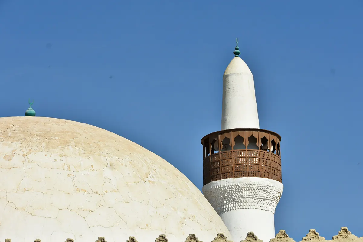 قبة مسجد القبة البيضاء ومئذنته في قصر إبراهيم