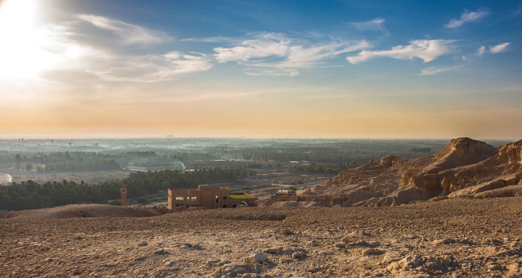 واحة الأحساء وجبل القارة وقت الغروب