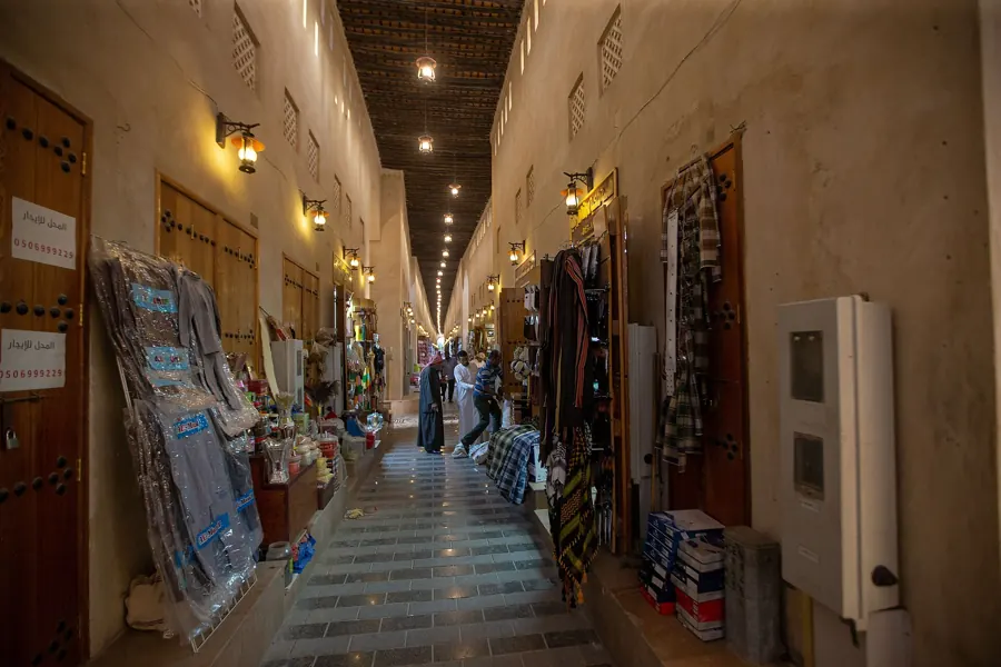 ممر مسقوف في سوق القيصرية تصطف على جانبيه المحلات