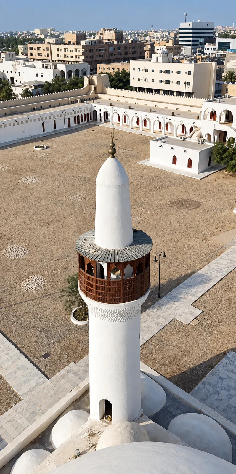 مئذنة مسجد القبة تطل على ساحة قصر إبراهيم