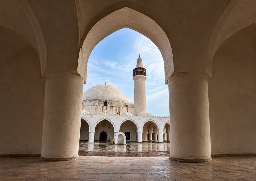 قوس يطل على قبة مسجد القبة ومئذنته