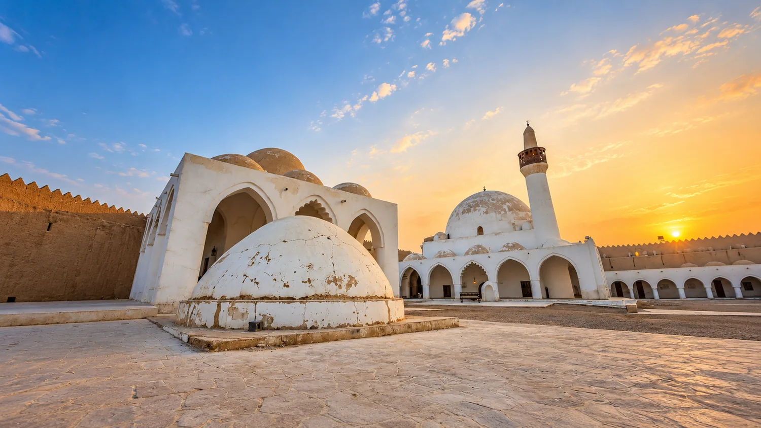 قبة مسجد قصر إبراهيم ومئذنته عند الغروب